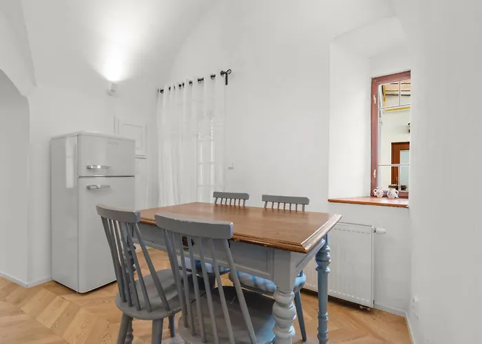 Rustic Vineyard House 모드라